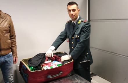 CASELLE - In valigia Viagra sospetto: un uomo denunciato