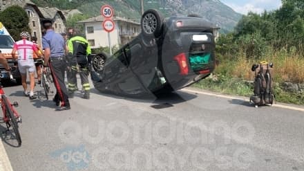 LOCANA - Incidente sulla 460: perde il controllo della Panda e finisce ruote all'aria