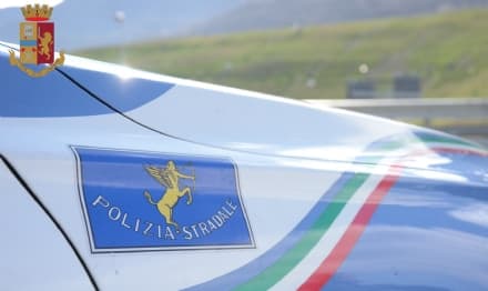 CANAVESE - Rubano 1600 euro di superalcolici in un supermercato: fermati dalla polizia in autostrada