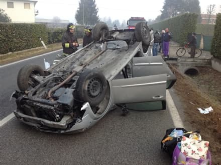 MERCENASCO - Perde il controllo dell'auto e si ribalta - FOTO e VIDEO