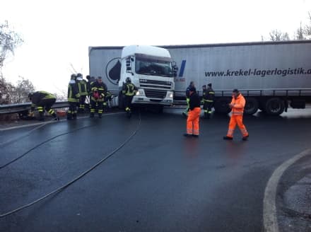 FRONT CANAVESE - Camion fuori strada rischia di precipitare nella scarpata - FOTO e VIDEO