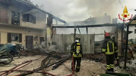 RIVAROSSA - Incendio tra le case del centro storico. Quattro squadre dei vigili del fuoco al lavoro - FOTO E VIDEO