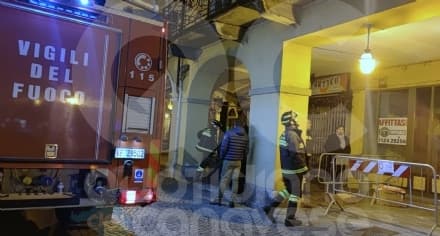 RIVAROLO CANAVESE - Esplosione di petardi in via Ivrea, crollano calcinacci sotto i portici - FOTO e VIDEO
