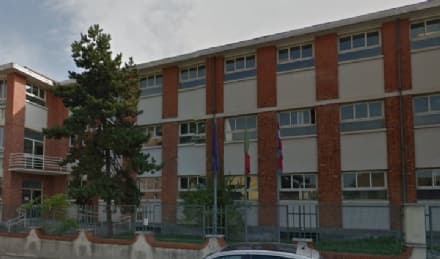 LEINI - Cade una finestra alla scuola media Carlo Casalegno