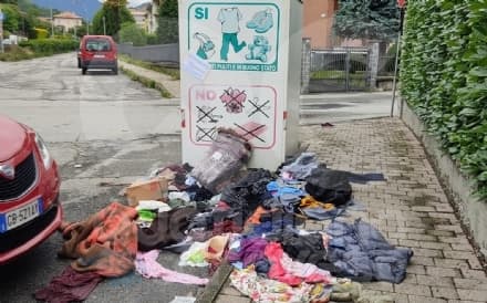 CUORGNE' - Indumenti buttati ovunque, i residenti: «Vergognatevi maleducati» - FOTO