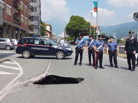 CUORGNÈ - Si apre una super voragine in via Torino: strada chiusa al traffico - FOTO