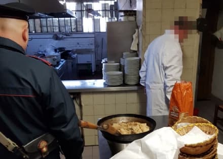 LEINI - Ruggine nel frigo: carabinieri chiudono ristorante cinese
