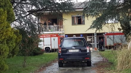 CASTELLAMONTE - Incendio in una villetta, evacuata una famiglia