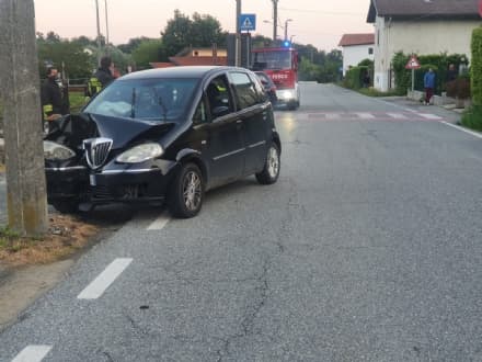 BALDISSERO CANAVESE - Perde il contro dell'auto e si schianta contro un palo in cemento - FOTO