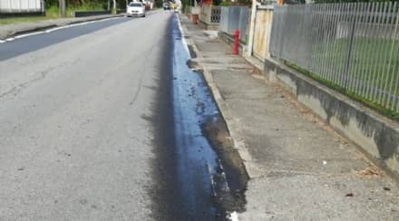 OZEGNA - Perdita d'olio sulla strada, ciclista scivola e cade a terra