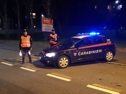 IVREA - Ubriaco al volante tenta di pugnalare un carabiniere alle spalle con un paio di forbici: arrestato