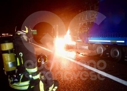 RONDISSONE - Camion prende fuoco, chiusa la A4 Torino-Milano