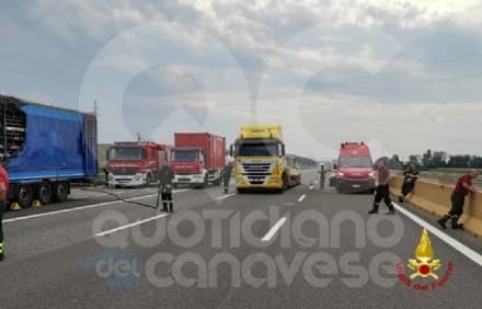 RONDISSONE - Camion in fiamme sulla A4: ancora in corso la bonifica dei serbatoi di metano del mezzo - FOTO