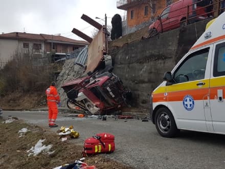 PRATIGLIONE-FORNO - Grave incidente sulla provinciale: camion precipita sulla strada. Autista al Cto - FOTO
