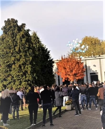 SAN GIUSTO CANAVESE - Una folla silenziosa e commossa per l'addio al piccolo Alvin e alla mamma Silvia