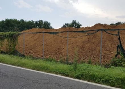 RIVAROLO - Nuovi rifiuti nell'ex discarica (in teoria) chiusa? - FOTO