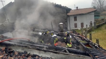 LESSOLO - Grave incendio devasta una casa: famiglia evacuata