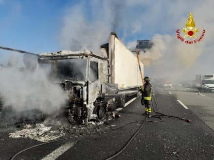 VOLPIANO - Camion prende fuoco durante la marcia: attimi di paura in autostrada