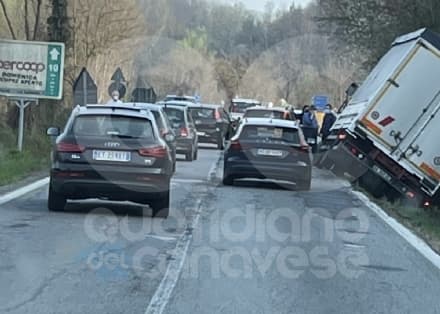 PONTE PRETI - Camion in bilico, strada chiusa e code sulla pedemontana