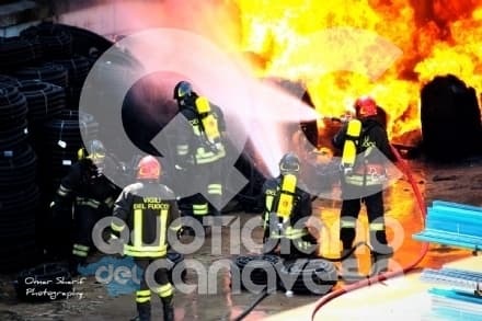 FELETTO - Fiamme nell'azienda di via Circonvallazione, l'intervento dei vigili del fuoco negli scatti inediti - FOTO