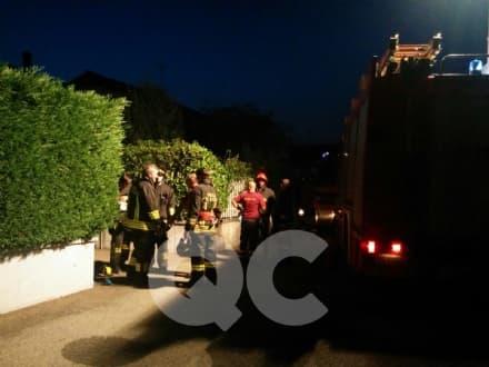 FELETTO - INCENDIO IN UNA VILLETTA. USTIONATA GRAVEMENTE UNA PERSONA - FOTO e VIDEO