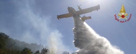 ALLARME INCENDI - Canadair in azione in Valle Orco per spegnere le fiamme. Chiesta la sospensione totale della caccia