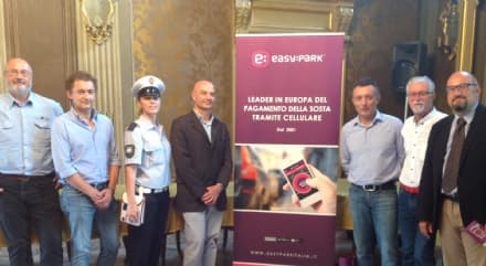 RIVAROLO-CASTELLAMONTE - Rivoluzione zona blu: ora si paga direttamente con il telefono cellulare. Addio monetine