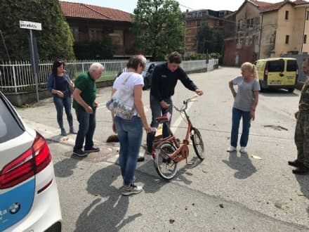 VALPERGA - Ciclista investito da un'auto vicino alla ferrovia: identificata l'autista - FOTO e VIDEO
