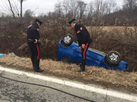FOGLIZZO - Auto si ribalta nel fosso: feriti fratello e sorella - FOTO