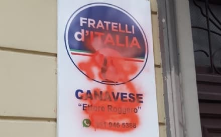 RIVAROLO - Vernice rossa contro la targa di Fratelli d'Italia in corso Torino