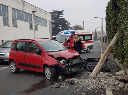 RIVAROLO - Pensionato in auto abbatte un palo dell'illuminazione