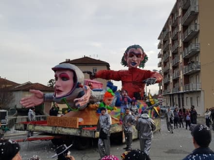 AGLIE' - Carluvà d'Ajè: sole, carri allegorici e tanta gente per il la giornata clou del Carnevale - FOTO e VIDEO