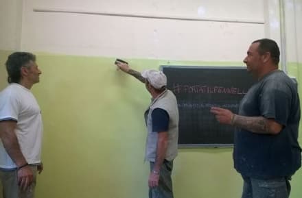CUORGNE' - Volontari al lavoro per ridipingere le aule