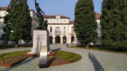 SAN MAURIZIO - Troppe auto contromano in piazza, residenti esasperati: «Si intervenga prima che qualcuno si faccia male»