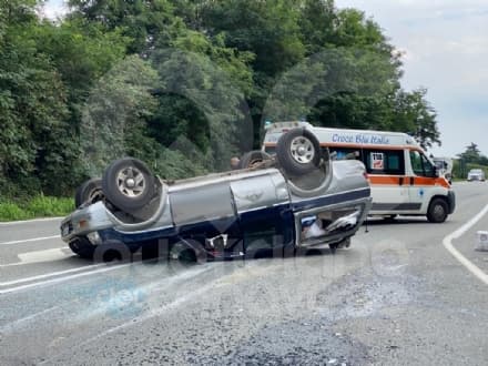 ROMANO CANAVESE - Incidente sulla statale 26: due ragazzi feriti nell'auto finita ruote all'aria