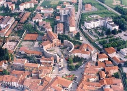 CASTELLAMONTE - Vandali in azione: pane gettato in strada