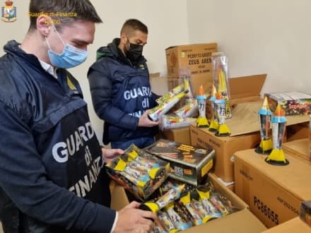 CASELLE - La guardia di finanza sequestra sei tonnellate di fuochi d'artificio: cinque denunciati