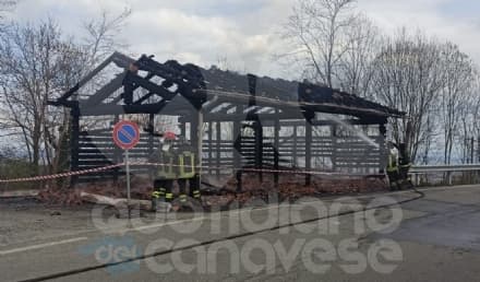 PRATIGLIONE - Incendio devasta l'area ecologica: intervento dei vigili del fuoco - FOTO e VIDEO