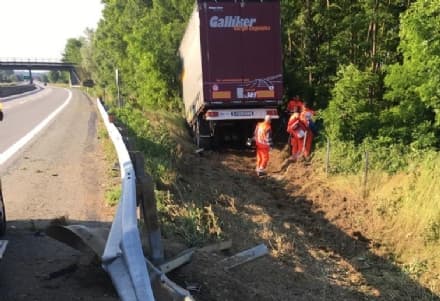 INCIDENTE SULLA TORINO-AOSTA - Tir sfonda il guard-rail e finisce nei campi: due autisti feriti - FOTO