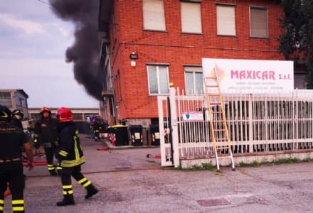 LEINI - Incendio devasta il capannone di un'azienda: vigili del fuoco al lavoro per ore - FOTO
