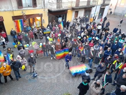 CUORGNE' - La città e le associazioni in piazza dicono «No» alla guerra e riaffermano i valori di pace e libertà - FOTO e VIDEO