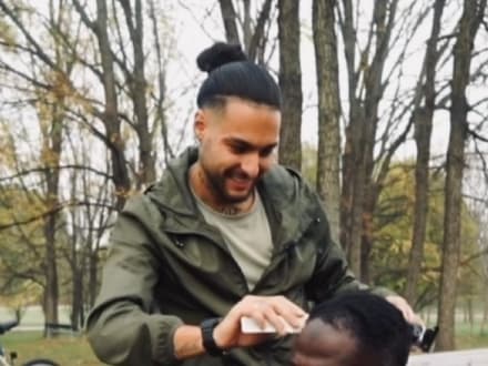 CIRIE' - Taglia i capelli gratis ai senzatetto: Gabriel l'hair stylist dal cuore d'oro - FOTO