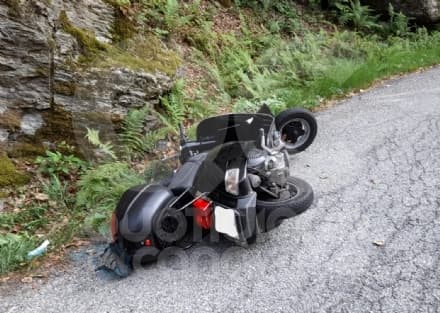 ALPETTE - Perde il controllo della Vespa e si schianta contro un masso: brutto incidente sulla strada per Sparone - FOTO e VIDEO