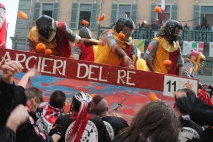 STORICO CARNEVALE IVREA - Domenica da record: 19766 paganti. 205 aranceri contusi - FOTO