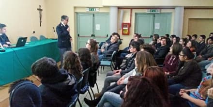 CASTELLAMONTE - Contro il bullismo la Polizia a lezione al liceo
