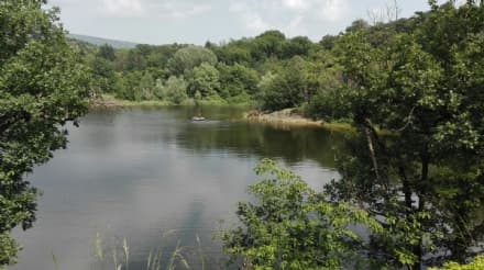 MONTALTO DORA - Due morti nel lago Pistono: sono caduti in acqua per recuperare un pallone