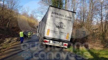 RIVARA - Cede la banchina, camion bloccato in bilico - FOTO