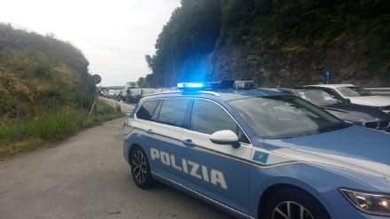 SETTIMO VITTONE - Voragine sulla strada, chiude la statale 26 per la Valle d'Aosta