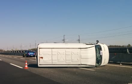 AUTOSTRADA A4 - Si ribalta con il furgone: ferito un ragazzo