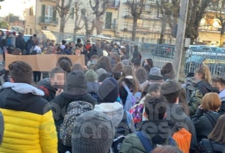 RIVAROLO CANAVESE - Aule ancora al freddo al Moro, gli studenti protestano: «Città Metropolitana sistemi l'impianto»
